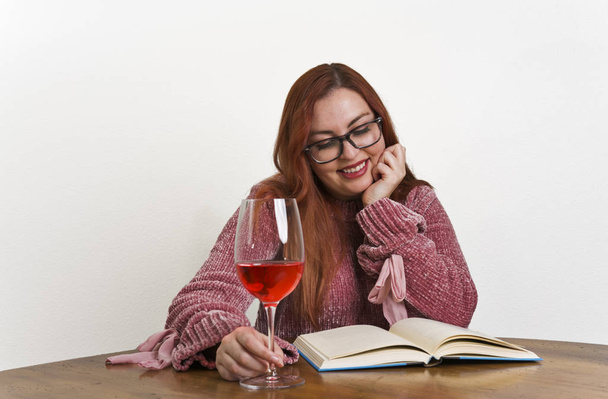 Redhead Wine Book - Fotoğraf, Görsel