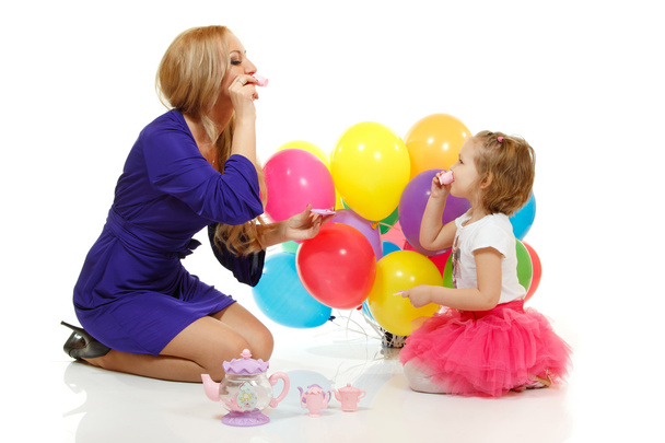 Young attractive woman with cute little girl play mother-daughter - Foto, immagini