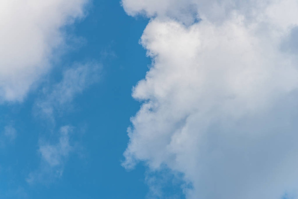 Хмари на небі, що нагадують обличчя (Парейдолія).) - Фото, зображення