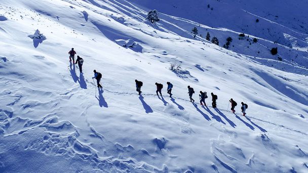 talvi vaellus joukkue huippukokouksessa vuoret
 - Valokuva, kuva