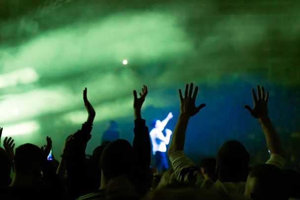 kalabalık seyirci kadar eller yükselterek bir müzik konserinde - Fotoğraf, Görsel