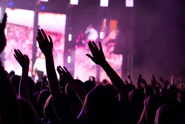 音楽コンサートで、観客の手を上げる群衆 - 写真・画像