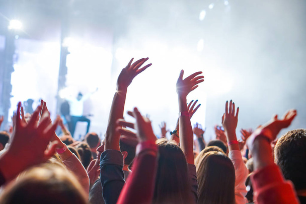Натовп на музичному концерті, аудиторія піднімає руки вгору
 - Фото, зображення