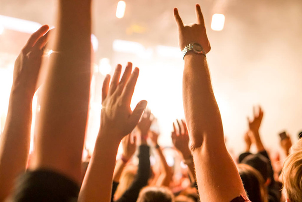 Толпа на музыкальном концерте, зрители поднимают руки
 - Фото, изображение
