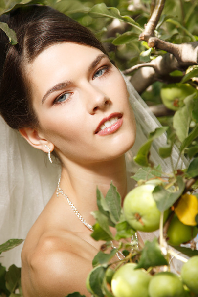 Beautiful bride with apples - Zdjęcie, obraz