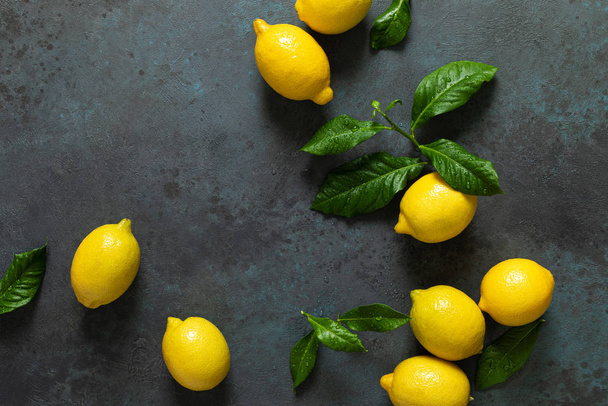 Fresh lemons with leaves, summer citrus lemonade ingredient - Фото, зображення