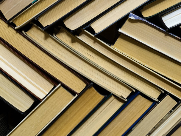 books on the bookshelf, the concept of reading and publishing - Foto, Bild