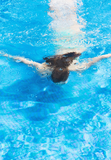 Неузнаваемая женщина в воде бассейна. Тропические каникулы
  - Фото, изображение