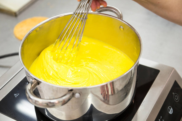 the preparation of the custard used for desserts - Foto, afbeelding