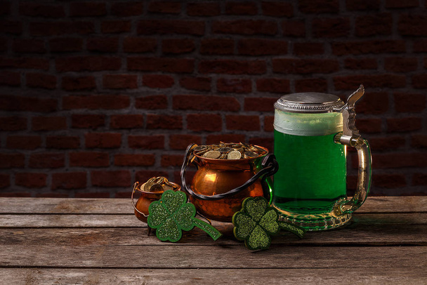 St Patrick's Day concept with green beer and cauldron of gold, space for your text - Valokuva, kuva