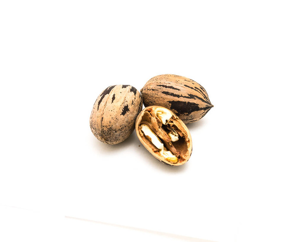 Studio záběr hromada oloupaných a ve skořápce syrové organické ořechy izolované na bílém - Fotografie, Obrázek