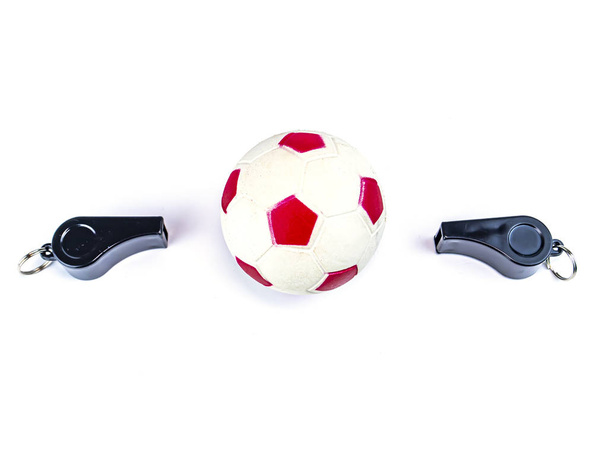 Μπάλα ποδοσφαίρου και σφύριγμα ενός διαιτητή ποδοσφαίρου σε λευκό φόντο. - Φωτογραφία, εικόνα
