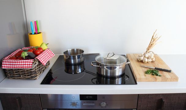 Koken in de moderne keuken - Foto, afbeelding