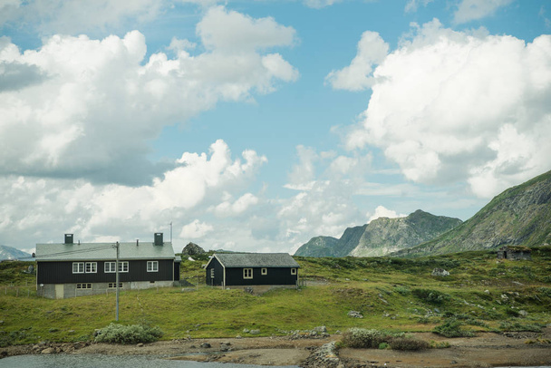 Όμορφα ξύλινα σπίτια στο χωριό της Νορβηγίας - Φωτογραφία, εικόνα