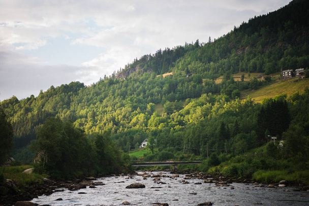 Landschappelijk natuurbeeld van Noorwegen in de zomer - Foto, afbeelding