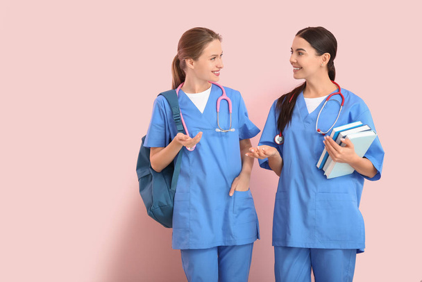 Γυναίκες φοιτητές ιατρικής σε έγχρωμο φόντο - Φωτογραφία, εικόνα