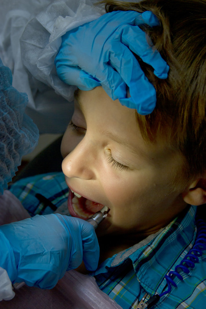 para dzieciaków grających lekarza u dentysty - Zdjęcie, obraz