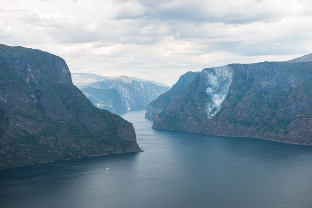 majestosa vista do mar e Aurlandsfjord do ponto de vista Stegastein, Aurland, Noruega
 - Foto, Imagem