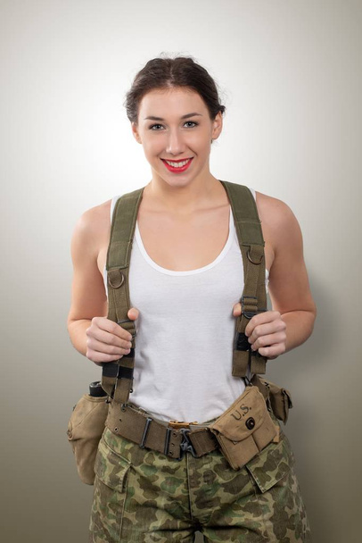 lachende mooie jonge vrouw gekleed in wwii Amerikaanse militaire uniform - Foto, afbeelding