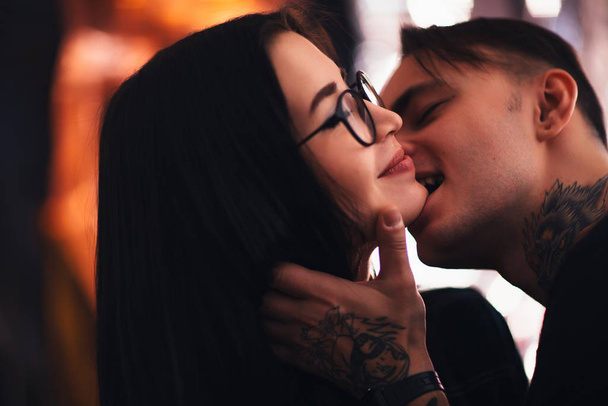 facet i dziewczyna pocałunek zbliżenie na lekkim tle - Zdjęcie, obraz