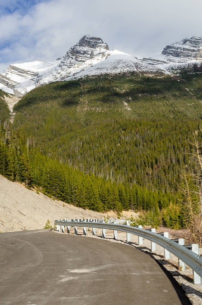 Die sich windende Columbia-Eisfeld-Autobahn führt zum Jasper-Nationalpark in Alberta, Kanada - Foto, Bild