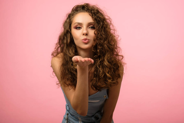 Pretty girl with curly hair blow a kiss - Foto, Imagem