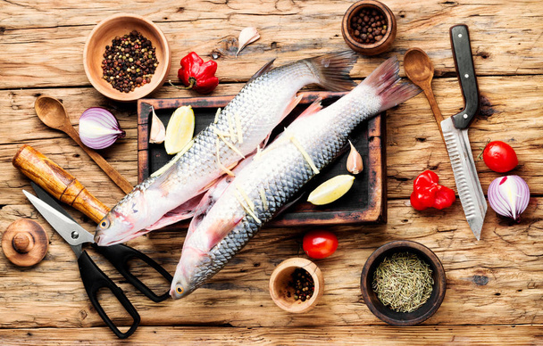 Frischer Fisch gefüllt mit Gemüse. Kochkonzept. Roher Fisch - Foto, Bild