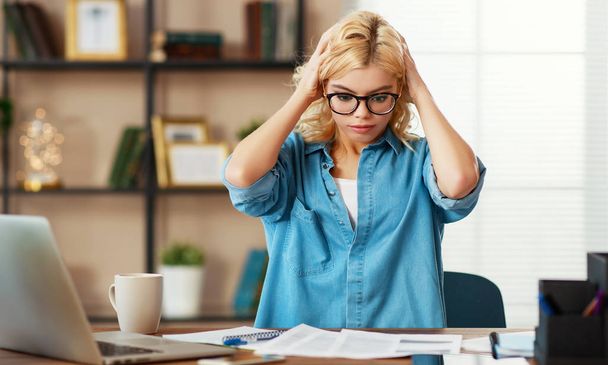 infelice stanca giovane donna d'affari sotto stress a casa ufficio
  - Foto, immagini