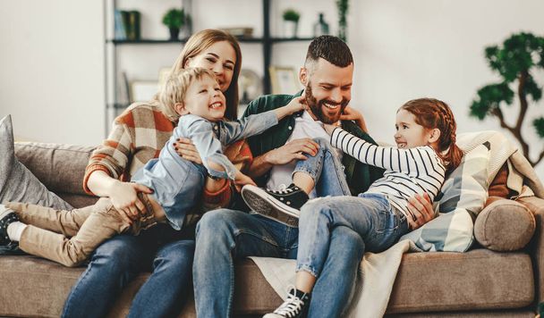 счастливый отец семейства и дети дома на диване
 - Фото, изображение