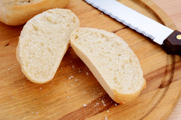 Closeup of a freshly cut bread roll - Valokuva, kuva