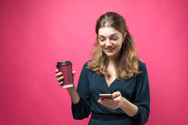 Glamour-Frau mit einem Getränk Kaffee auf rosa Hintergrund. - Foto, Bild