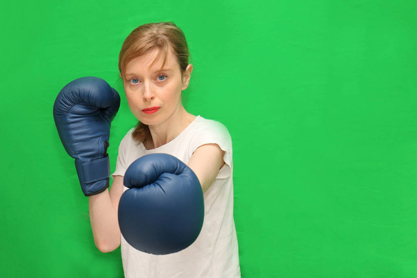 Young woman with boxing gloves prepared for tough match - Foto, Imagen