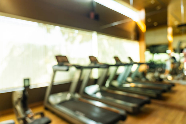 Absztrakt elmosódott fitnessgépek az edzőteremben belső szobában - Fotó, kép