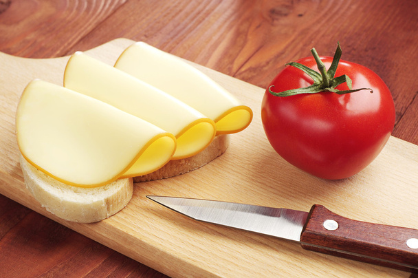 Sandwich con fette piegate di formaggio
 - Foto, immagini
