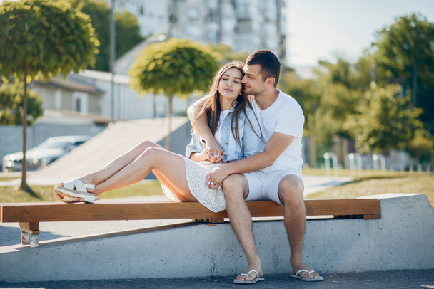 Beautiful couple spend time on a summer park - Foto, imagen