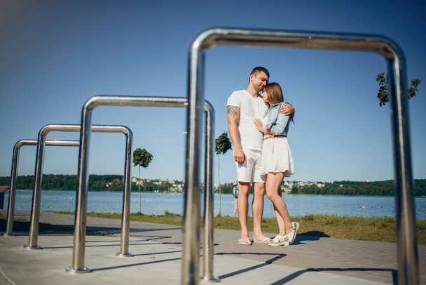 Beautiful couple spend time on a summer park - Foto, Imagem
