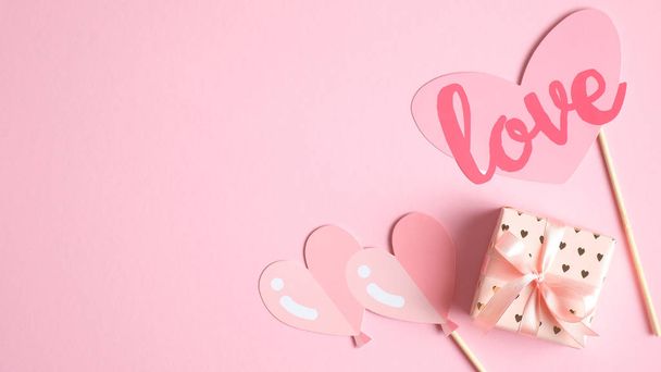 Valentines Day banner template. Gifts and Valentine's Day hearts decorations on pink background with copy space. Creative design for party invitation, greeting card. Love and romance concept. - Foto, Imagem