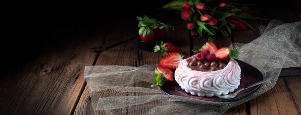 light pavlova with fresh fruits and chocolate.. - Foto, afbeelding
