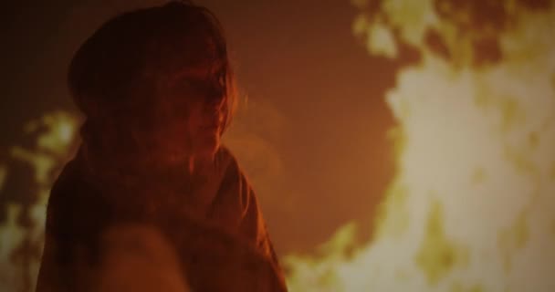 Mädchen im Feuer gefangen und schreit um Hilfe - Filmmaterial, Video