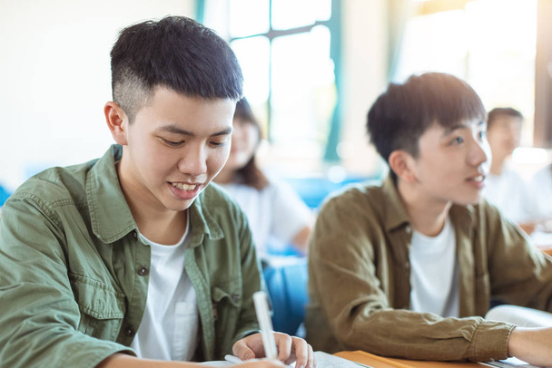 azjatycki nastolatek student nauka z kolega w klasa  - Zdjęcie, obraz