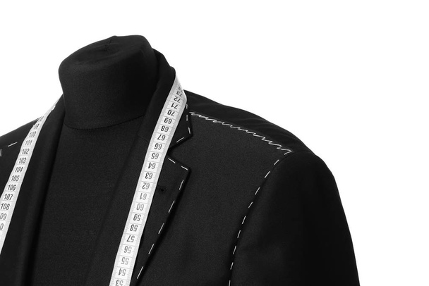 半完成のジャケットと白い背景に測定テープを持つマネキン - 写真・画像