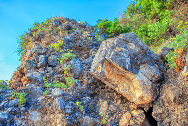 Großer Felsen am Rand nach Steinschlag  - Foto, Bild