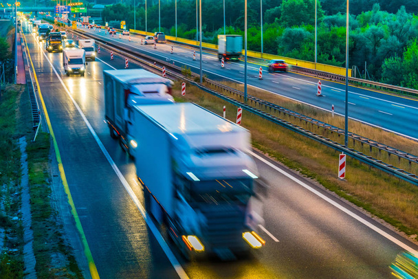 Camion su autostrada ad accesso controllato a quattro corsie in Polonia
 - Foto, immagini