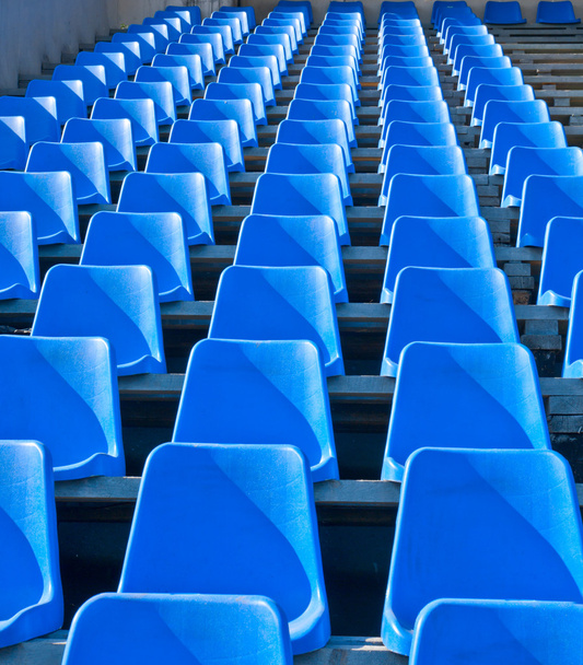 zetels zijn leeg op de tribune van stadion - Foto, afbeelding