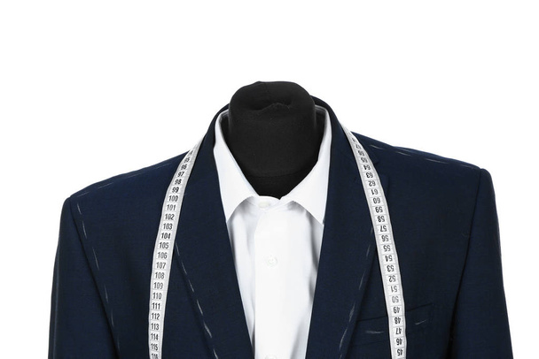Manequim de alfaiate com roupas inacabadas e fita métrica no fundo branco
 - Foto, Imagem