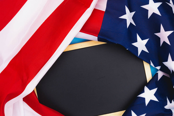 Американський прапор з дошкою на синьому фоні. Для Уса Мем - Фото, зображення