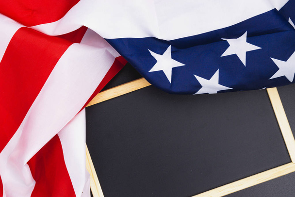 Bandera estadounidense con pizarra sobre fondo negro. Para USA Me
 - Foto, Imagen