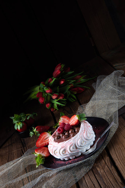 light pavlova with fresh fruits and chocolate.. - Фото, изображение