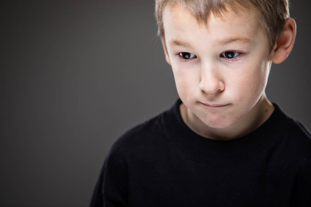 Θλιμμένο μικρό αγόρι - αισθάνεται έντονη θλίψη, τύψεις, θλίψη - Φωτογραφία, εικόνα