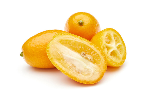 kumquat απομονωμένο σε λευκό φόντο - Φωτογραφία, εικόνα